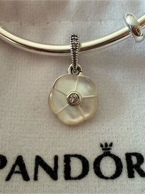 Pandora Luminous Floral Mother Of Pearl charm